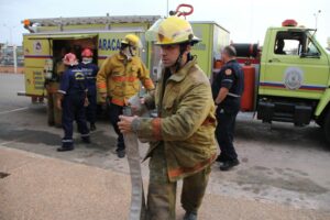 Bomberos de Maracaibo controlan incendio en la tienda Míster Dólar