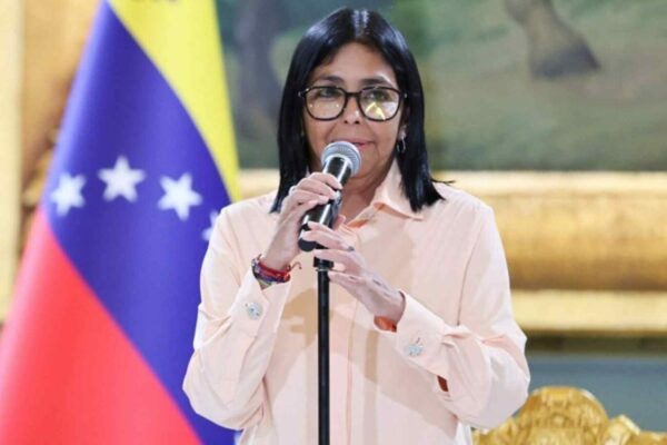 Delcy Rodríguez celebra el “primer paso” en el diálogo entre el oficialismo y la oposición