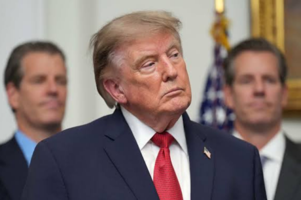 Trump anuncia ofensiva económica sin precedentes para aislar a Irán