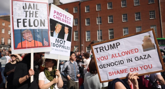 Más de diez mil personas protestan en Dublín contra Trump