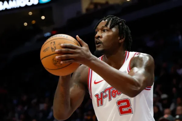Hawks y Hornets acuerdan traspaso múltiple de jugadores y efectivo