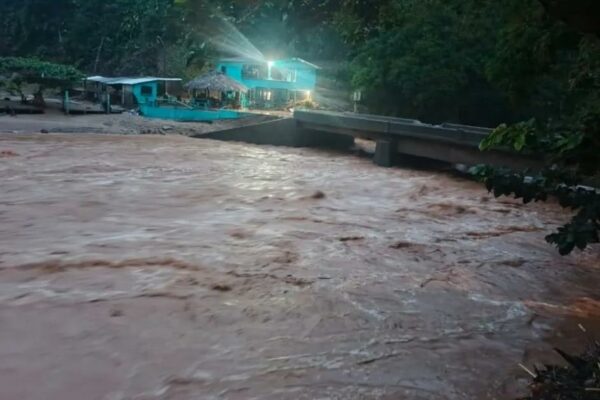 Creciente en Valdivia deja a 160 familias incomunicadas