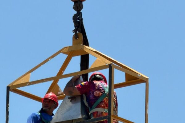 Quedó instalada nueva punta del Obelisco de la Plaza de la República
