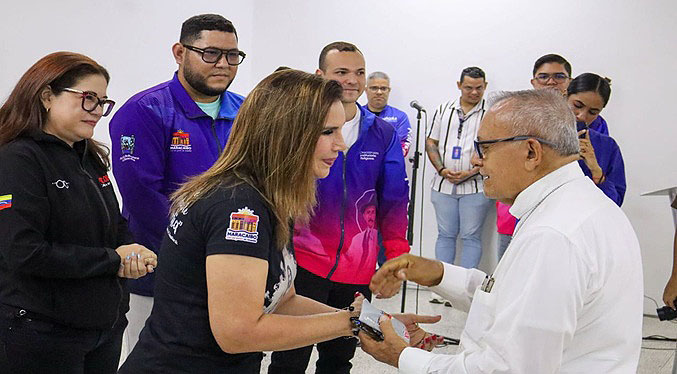 Alcaldía entrega lentes a sacerdotes marabinos con programa Santa Lucía