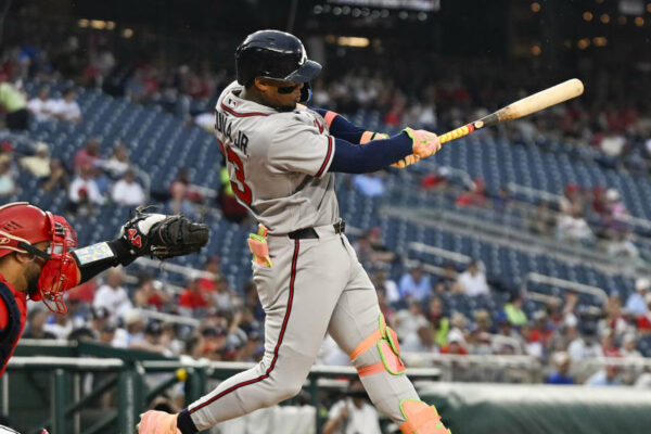 ¡Poder criollo en las Grandes Ligas! Ronald Acuña Jr. la saca con las bases llenas y firma su tercer 20-20