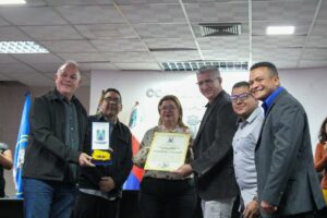 Alcaldía de Maracaibo y Concejo Municipal condecoran trayectoria de la UBV