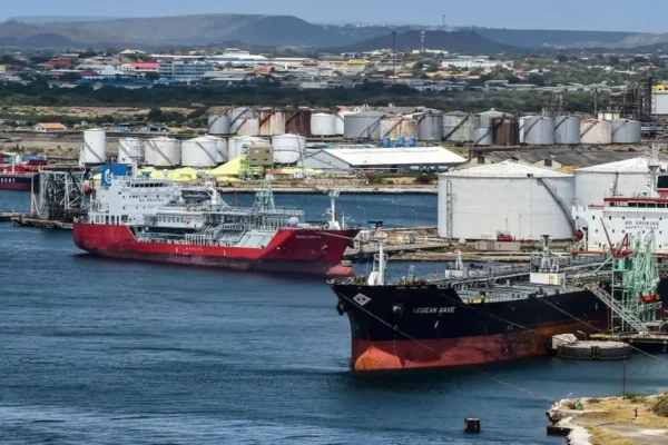 Ventas de petróleo venezolano se estancan por altos costos de transporte, según Bloomberg
