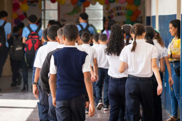 Héctor Rodríguez reporta 99 % de escuelas abiertas y 86 % de asistencia en inicio de clases