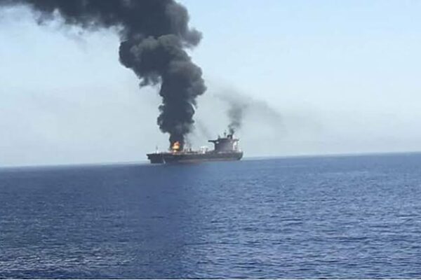Omán inicia remolque de superpetrolero incendiado en Ormuz