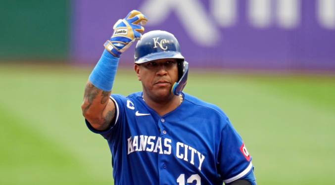 Salvador Pérez alcanza diez temporadas con 20 jonrones en Grandes Ligas