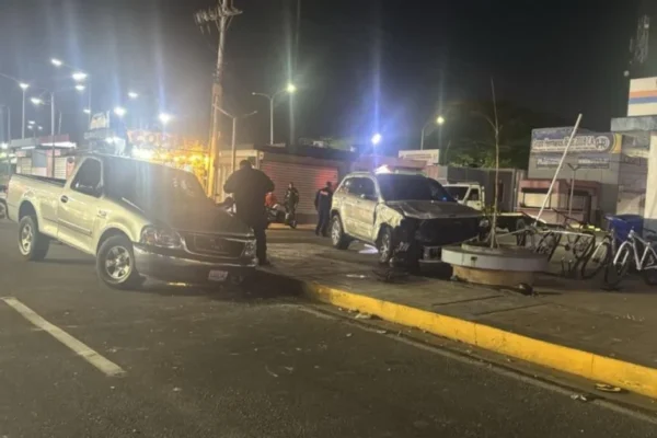 Dos vehículos chocan e impactan el comando ciclista de Polisur