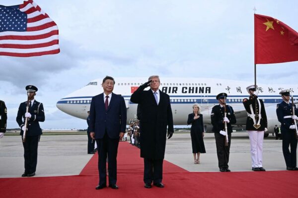 Xi Jinping llega a EE. UU. con un espectacular recibimiento aéreo