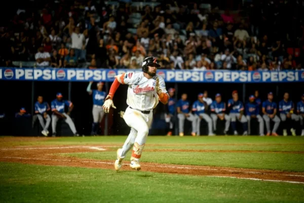 ​Águilas remonta con rally decisivo y vence a Tigres