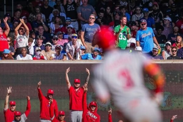 Los Filis vencen a Bravos y extienden la serie decisiva