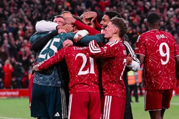 Liverpool derrota al Chelsea en penales tras intenso duelo táctico