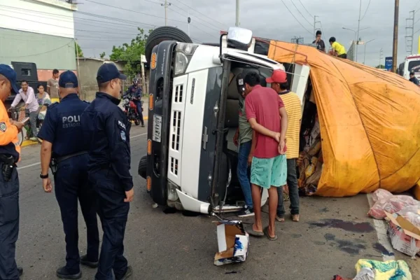 Volcamiento de camión genera grave caos vehicular en avenida Guajira